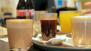 咖啡和果汁的很多杯子都放在咖啡厅柜台13秒视频