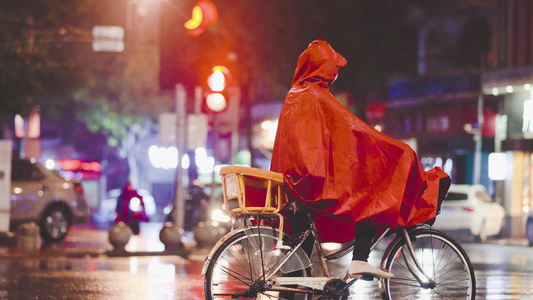 春天孤独雨天路上行人街景视频