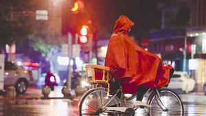 春天孤独雨天路上行人街景14秒视频