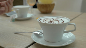 在咖啡厅供应的咖啡中加糖50秒视频