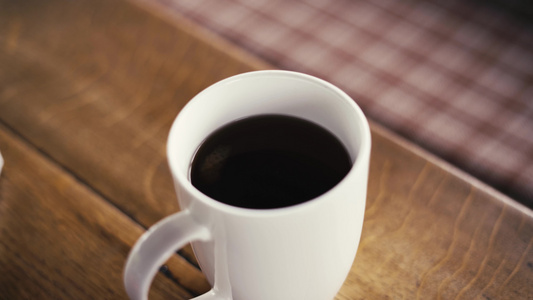 白咖啡杯清晨在橡树桌上视频