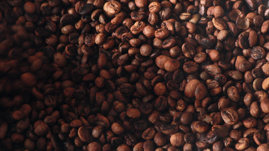 古老传统烤熟的咖啡豆视频