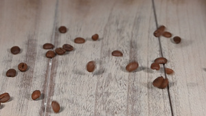 咖啡豆倒在木制桌子上24秒视频