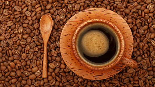 在咖啡豆上加满棕榈树杯中的咖啡视频