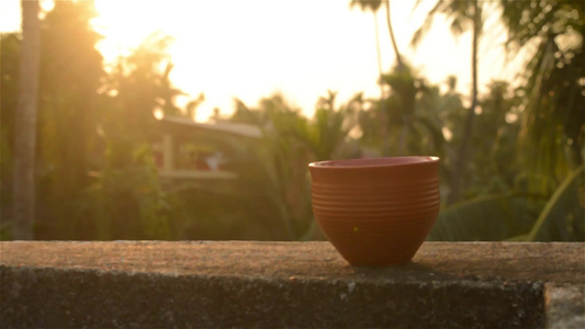 在日落的阳光下咖啡杯bhar夏天新鲜凉爽的外观泥浆视频