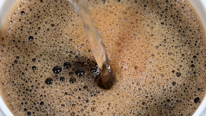 将热水倒入白杯的黑咖啡中17秒视频