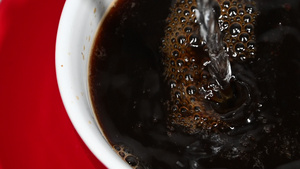 白咖啡杯中的黑咖啡27秒视频