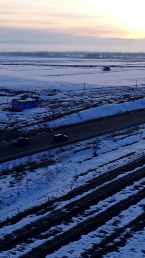 航拍雪地上的公路旅游风景19秒视频