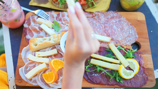 新鲜的粗菜奶酪和肉在户外咖啡厅的餐桌上在意大利的马纳罗视频