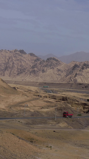 青藏公路繁忙交通运输延时视频昆仑山18秒视频