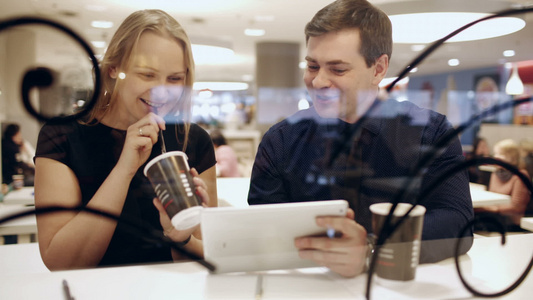 休息时在咖啡馆的同僚们用垫子喝咖啡和聊天视频