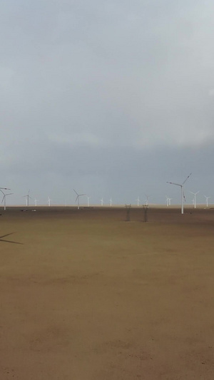 航拍荒漠风力发电厂清洁能源147秒视频
