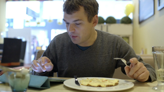 男人在咖啡馆用垫子吃晚饭视频