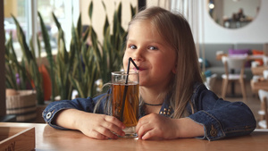 小女孩在咖啡馆喝口味水吧11秒视频