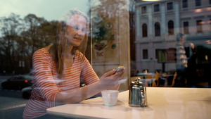 女用电话在咖啡馆享受外面风景17秒视频
