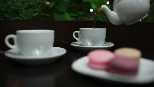咖啡馆里有茶和马卡龙视频