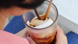 享受美味的冰咖啡饮料13秒视频