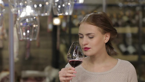 喝葡萄酒的年轻美女16秒视频