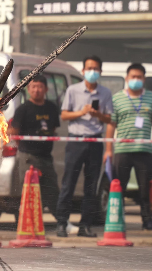 慢镜头升格拍摄城市消防演习现场火焰被消防员水带扑灭素材火灾素材36秒视频