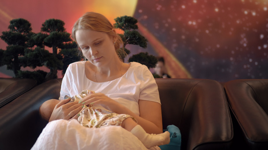 机场休息室的哺乳妇女婴儿视频