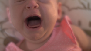 饥饿的女婴哭泣10秒视频