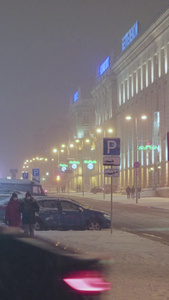 寒冬大雪天气圣诞节街头闪烁着霓虹灯节日气氛视频