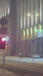 寒冬大雪天气圣诞节街头闪烁着霓虹灯节日气氛视频