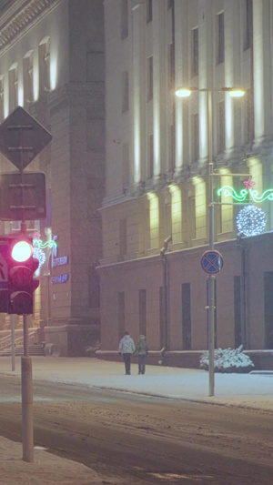 寒冬大雪天气圣诞节街头闪烁着霓虹灯节日气氛14秒视频