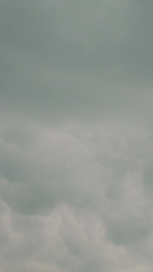 延时暴雨前城市上空的乌云过渡镜头15秒视频