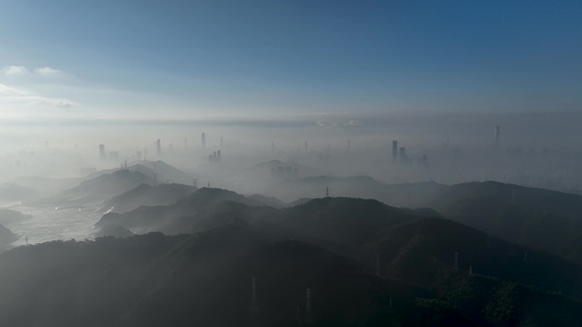 航拍深圳平流雾城市景观视频