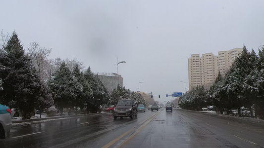 下雪天城市道路行车记录视频