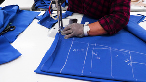 使用工具在纺织工厂中剪布的女工13秒视频