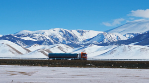 行驶在雪山公路的大货车14秒视频