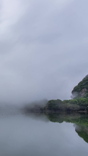 西安翠华山天池云雾缭绕延时青山绿水15秒视频