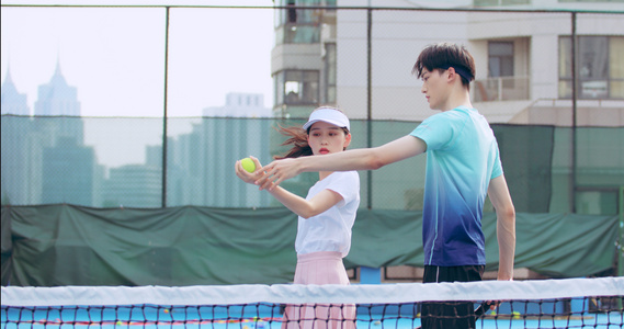 网球教练教女生发球时的抛球动作视频