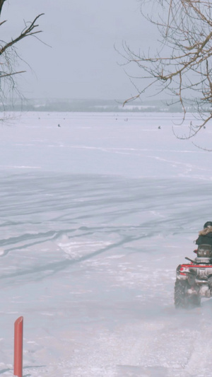 寒冬冰雪天气雪地摩托驰骋14秒视频