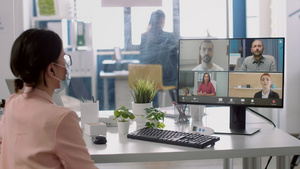带有医疗面罩的执行女商人在线视频电话会议网上录像会28秒视频