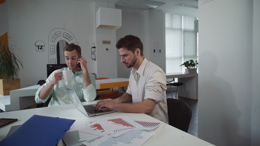 商业团队在现代开放空间办公室工作由企业组成视频