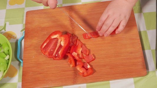 红柿子椒彩椒甜椒切块切丝切菜视频