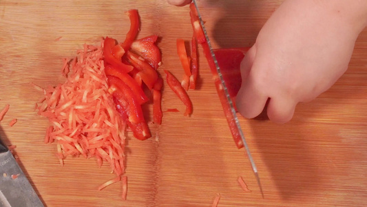红柿子椒彩椒甜椒切块切丝切菜视频