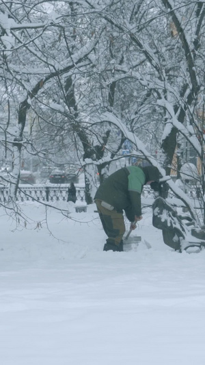 暴风雪后城市街道清晨积雪的人厚厚的积雪12秒视频