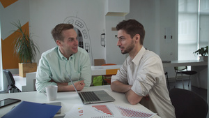 两个英俊的男人在创意时髦办公室和他友好地交谈14秒视频