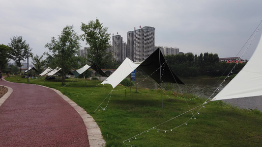 湖南衡阳市蒸水风光带户外休闲帐篷天幕视频