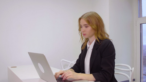 利用计算机在办公室工作的妇女16秒视频