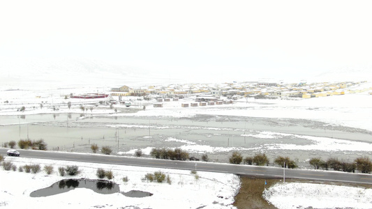 被大雪覆盖的草原村庄航拍视频视频