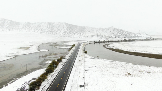 草原公路雪景航拍视频视频