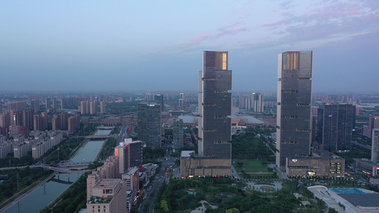 航拍郑州郑东绿地双子塔高层写字楼傍晚暮色视频