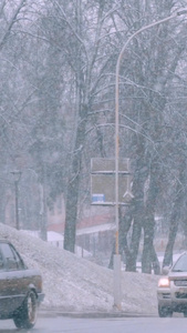 寒潮袭来暴雪天气城市交通道路车流谨慎驾驶视频