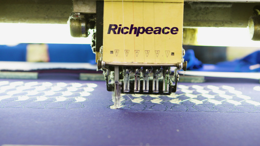 一家缝缝衣工厂的缝制缝纫机生产视频
