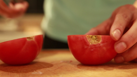 菜刀切西红柿番茄视频